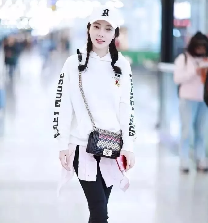 今年秋冬最chic！原來短發(fā)和帽子這么配?。? border=