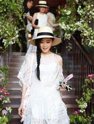 看看女星們花式戴草帽的帽子戲法！