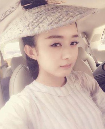 看看女星們花式戴草帽的帽子戲法！
